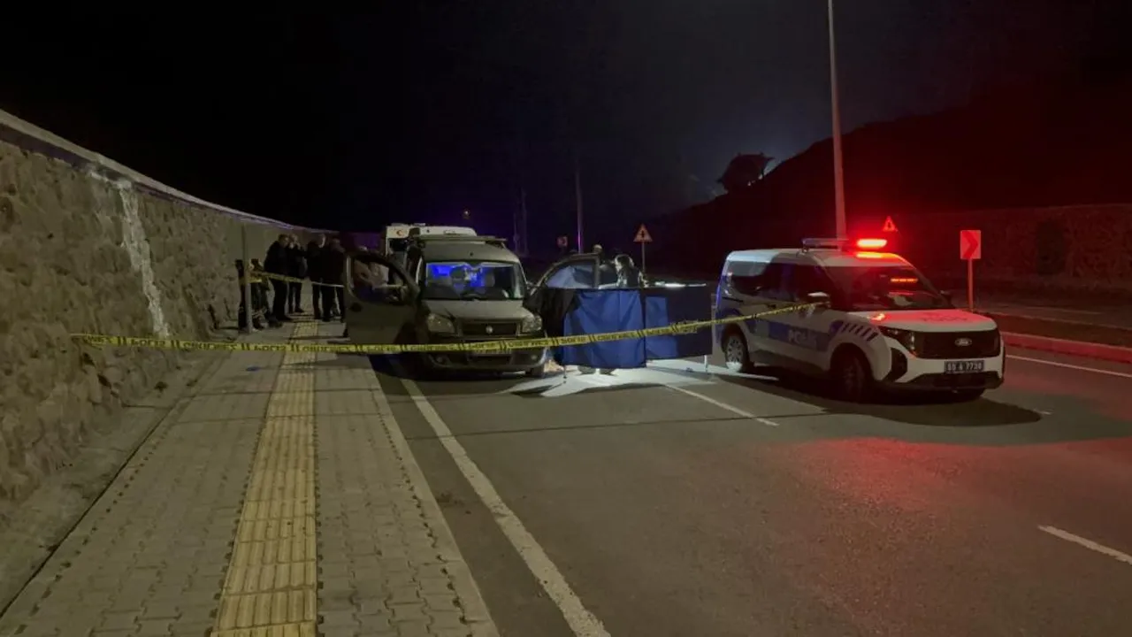 Yasak ilişki feci bitti! Kadın sevgilisini arabada öldürdü, eşi ve oğlu da... 