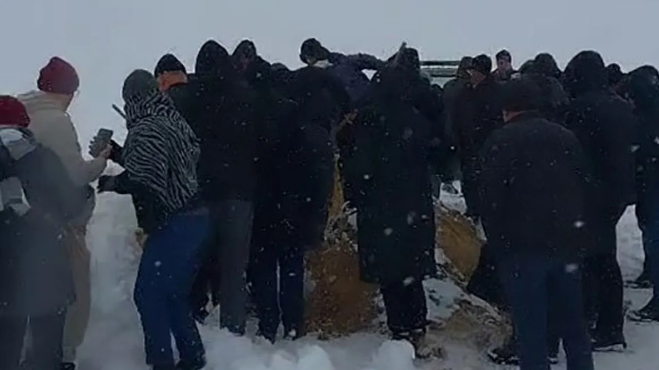 Yol kapandı, cenaze ortada kaldı! Bir metre kar var...