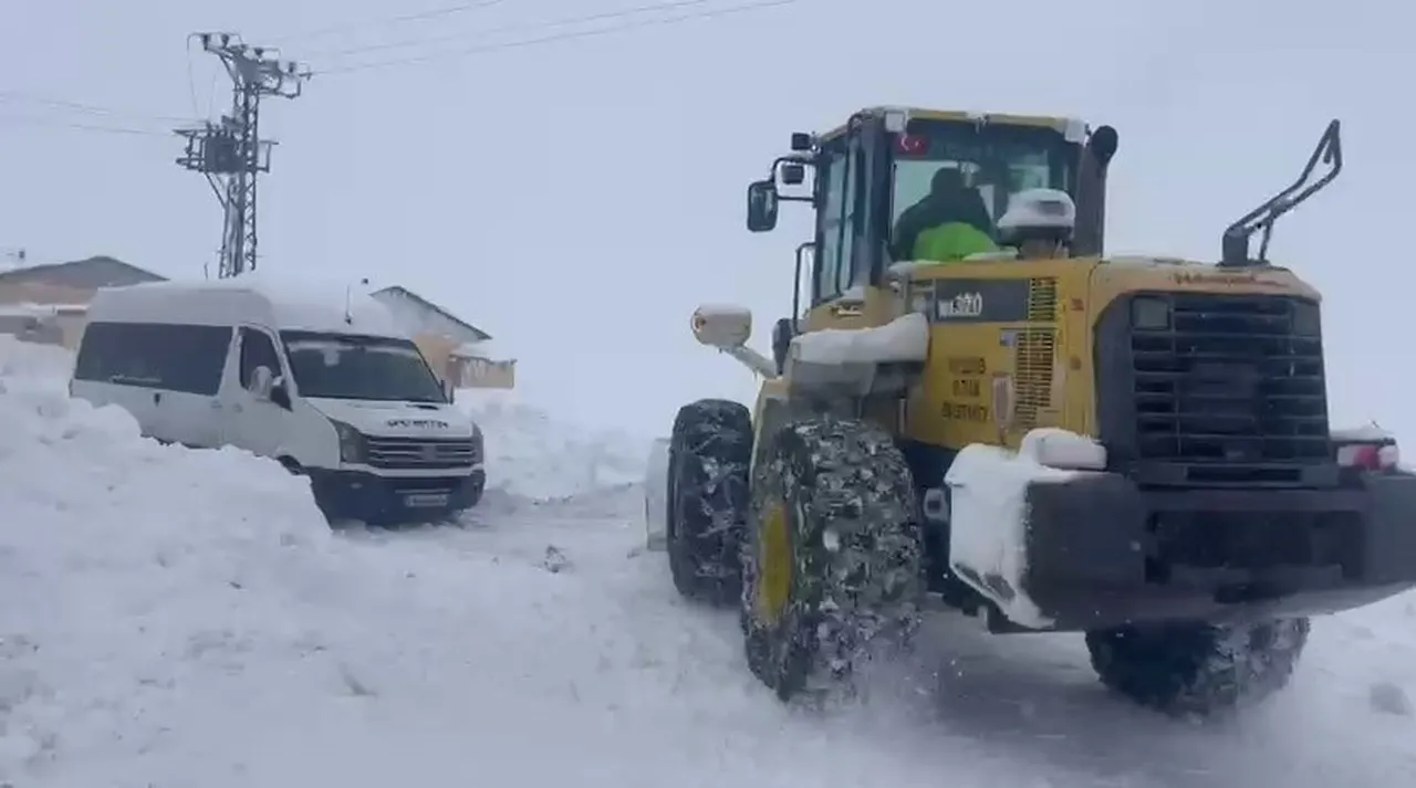 Yol kapandı, cenaze ortada kaldı! Bir metre kar var...