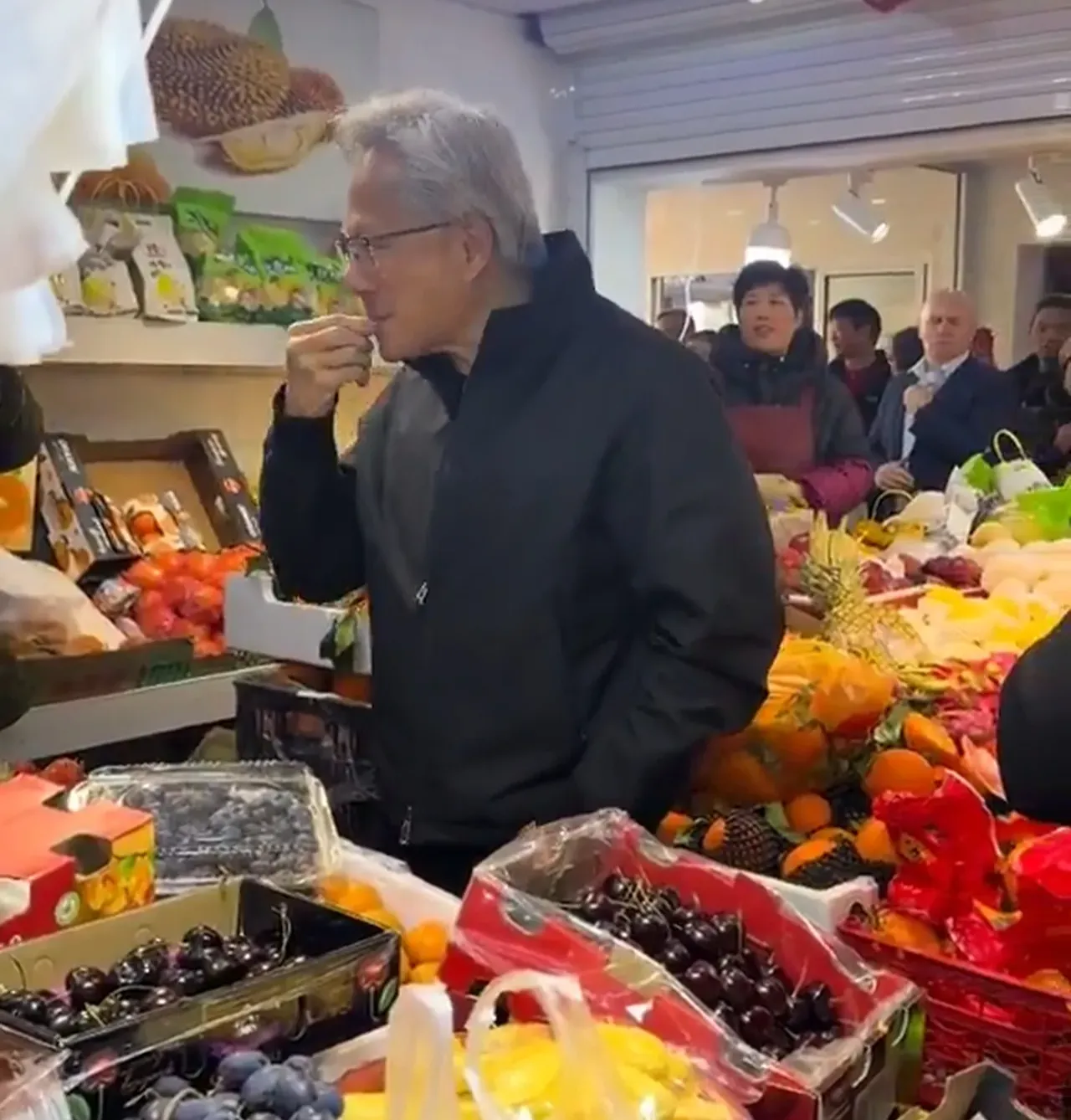 150 milyar dolardan fazla serveti var! NVIDIAnın CEOsu manav alışverişinde görüntülendi