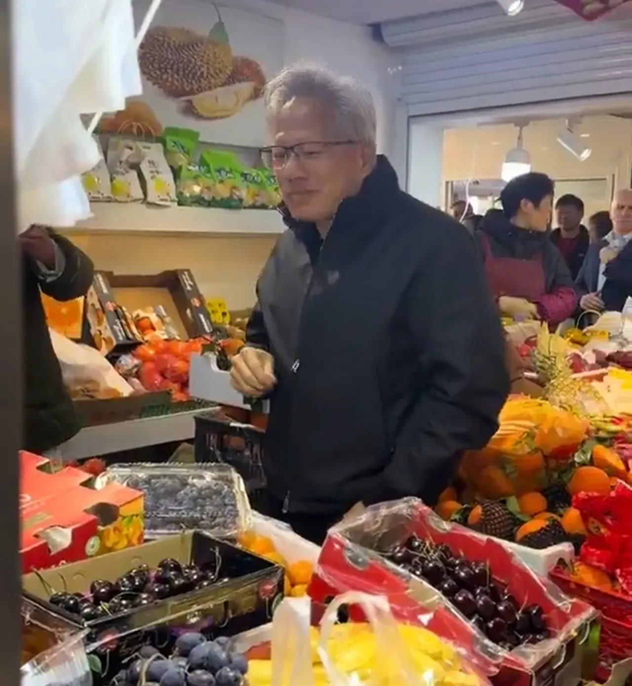 150 milyar dolardan fazla serveti var! NVIDIAnın CEOsu manav alışverişinde görüntülendi