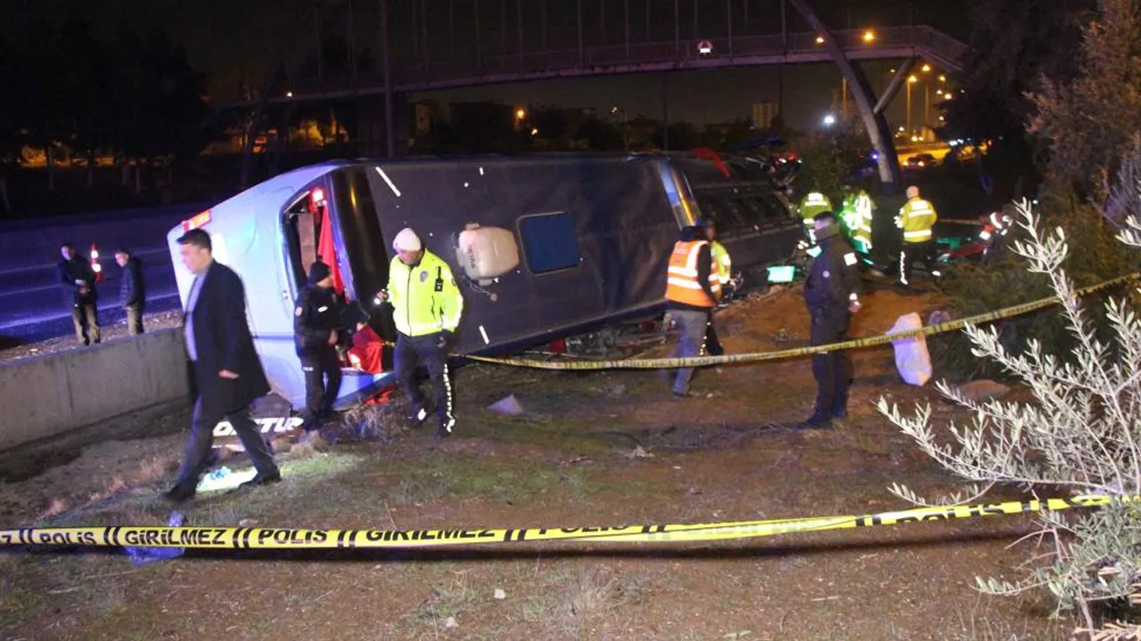 Adana'da kaza! Yolcu otobüsü devrildi, yaralılar var