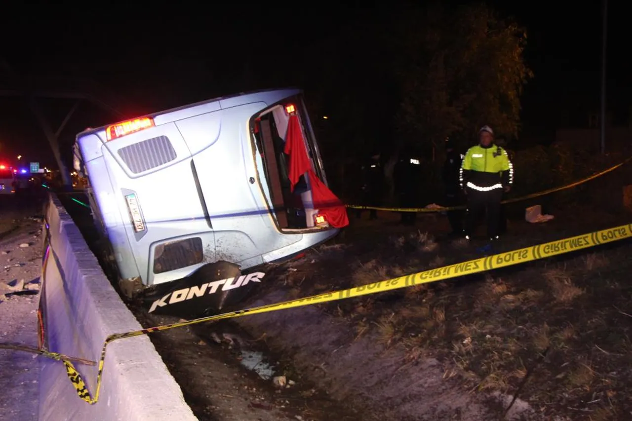 Adana'da kaza! Yolcu otobüsü devrildi, yaralılar var