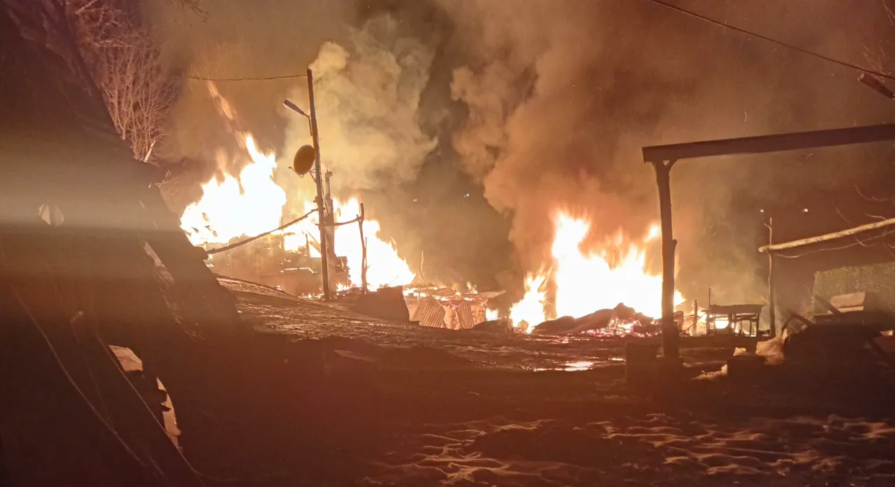 Alev alev yanan evin bahçesinde şoke eden manzara! Ağaca asılı halde bulundu