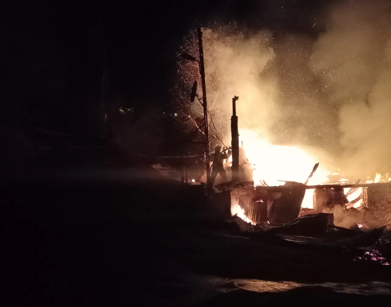 Alev alev yanan evin bahçesinde şoke eden manzara! Ağaca asılı halde bulundu