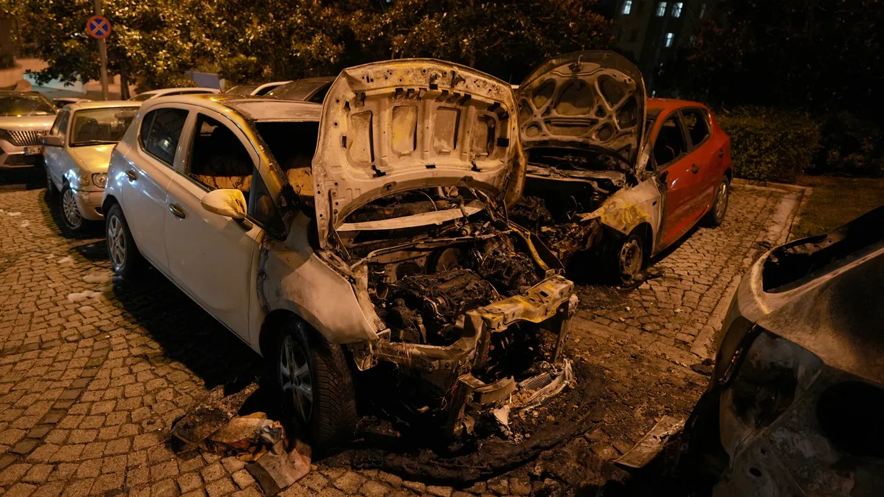 Beşiktaş'ta gizemli olay: Park halindeki araçlar bir bir yandı