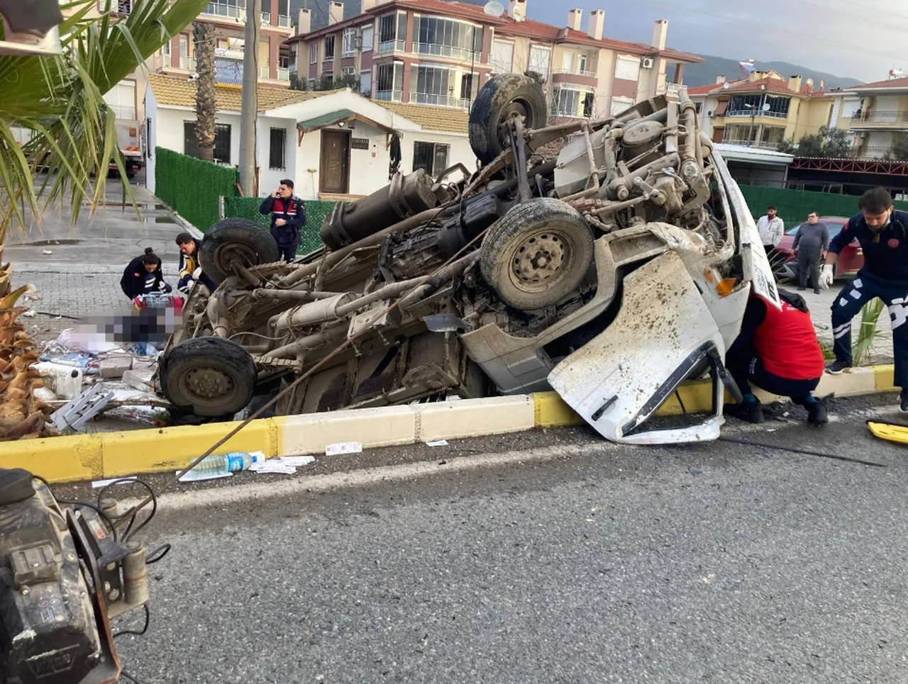 Devrilen kamyonet, 2 kişiye mezar oldu