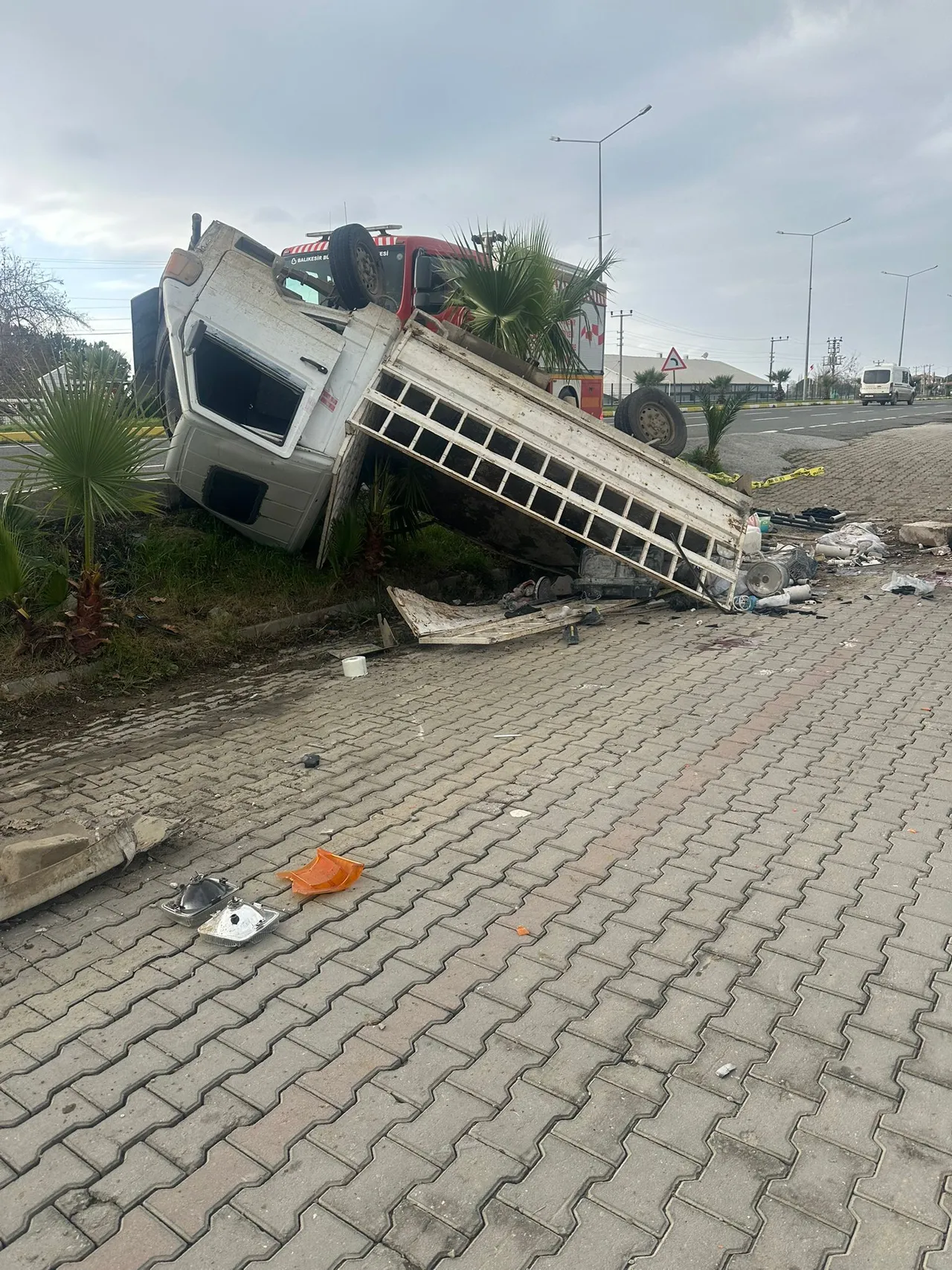 Devrilen kamyonet, 2 kişiye mezar oldu