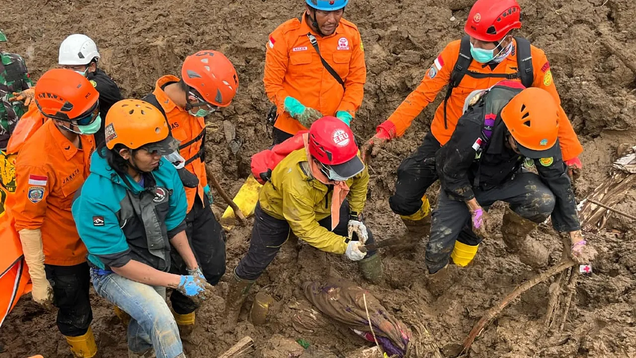Endonezya'da felaket! Ölü sayısı 25'e çıktı, 65 de kayıp var... 