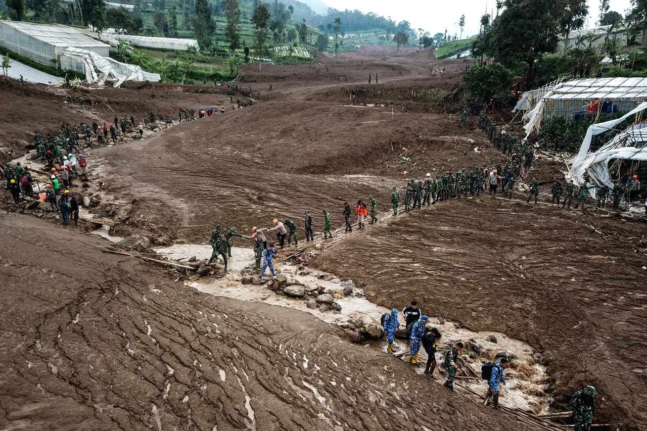 Endonezya'daki heyelan felaketinde bilanço ağırlaşıyor! Yerleşim yerleri toprağa gömüldü, çok sayıda ölü ve kayıp var