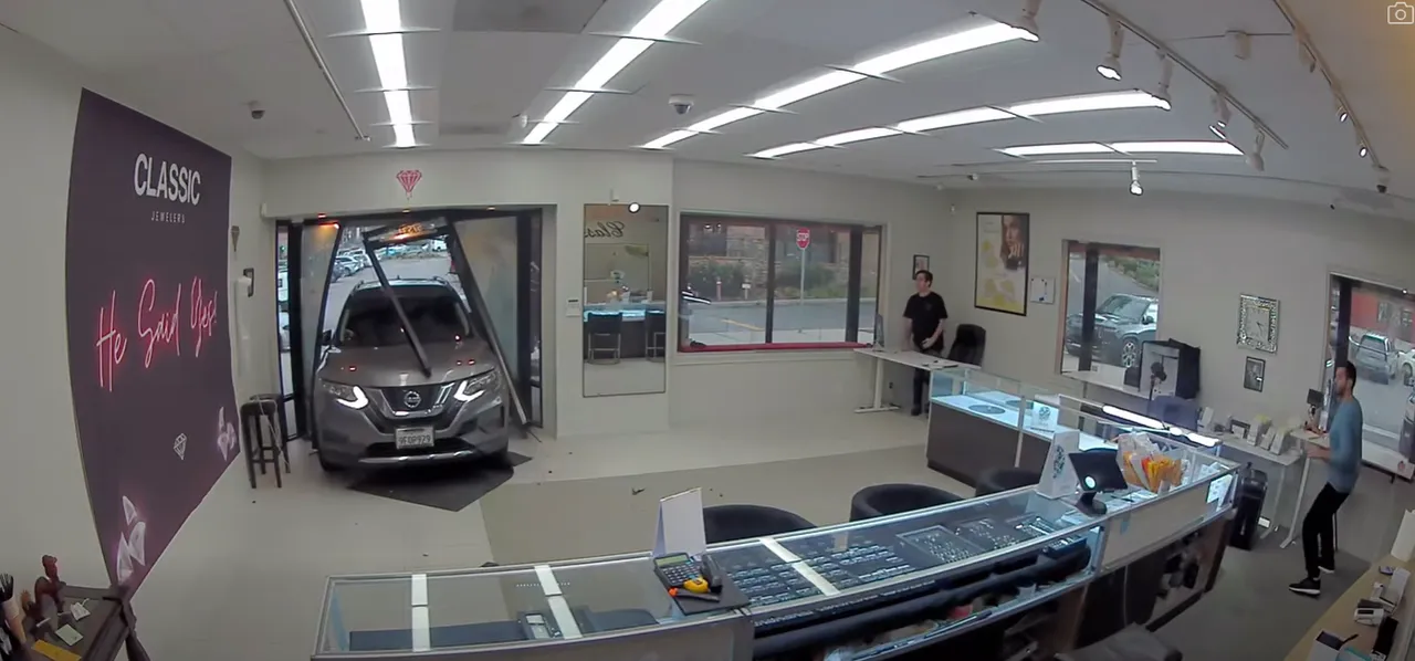 Film sahnelerini aratmayan soygun! Araçla kapıyı kırıp girdiler, çöp kovalarına doldurup kaçtılar