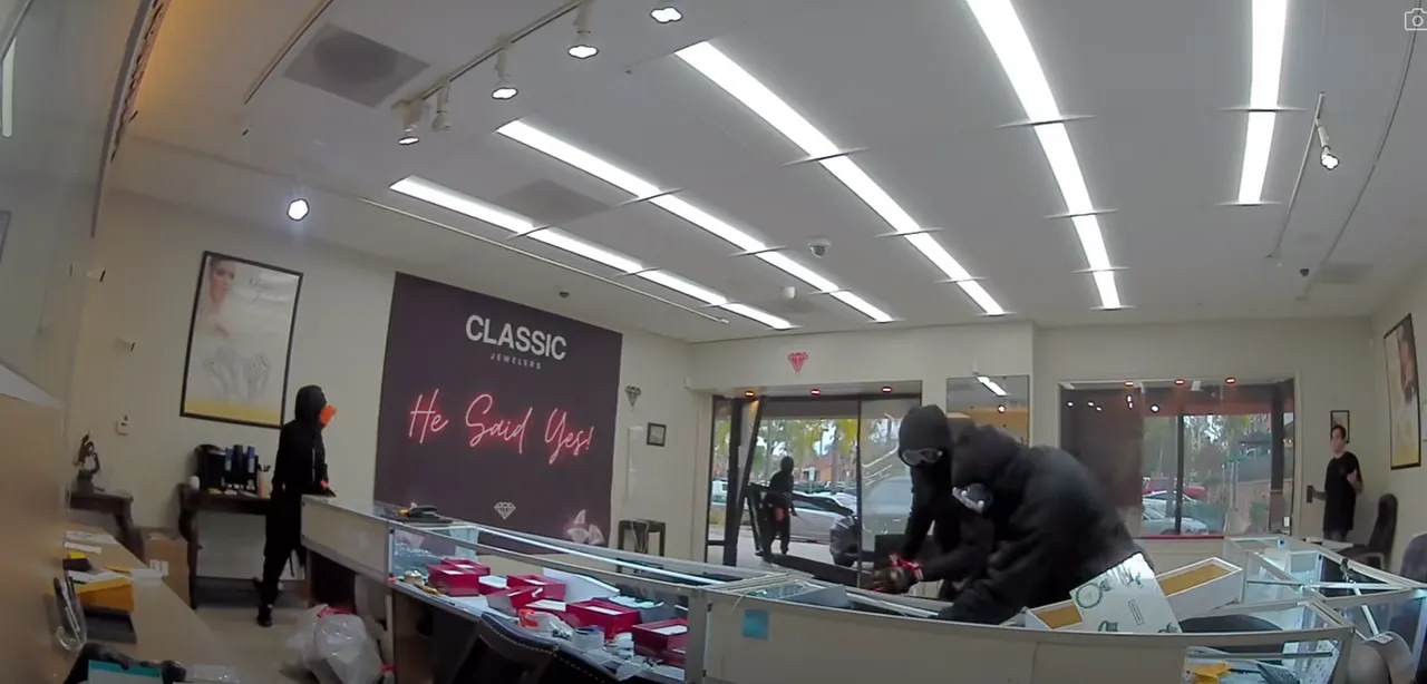 Film sahnelerini aratmayan soygun! Araçla kapıyı kırıp girdiler, çöp kovalarına doldurup kaçtılar