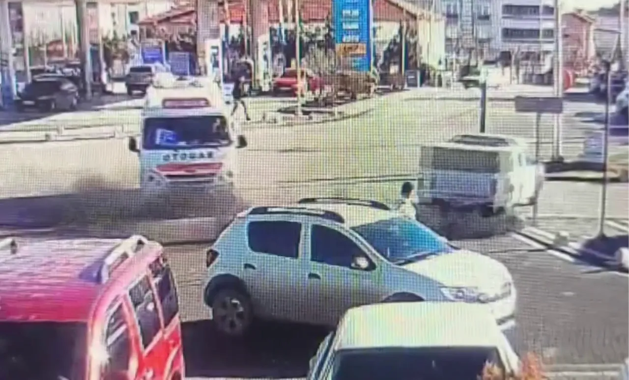 Karaman'da yolcu minibüsü ile kamyonet çarpıştı: O anlar saniye saniye kamerada!