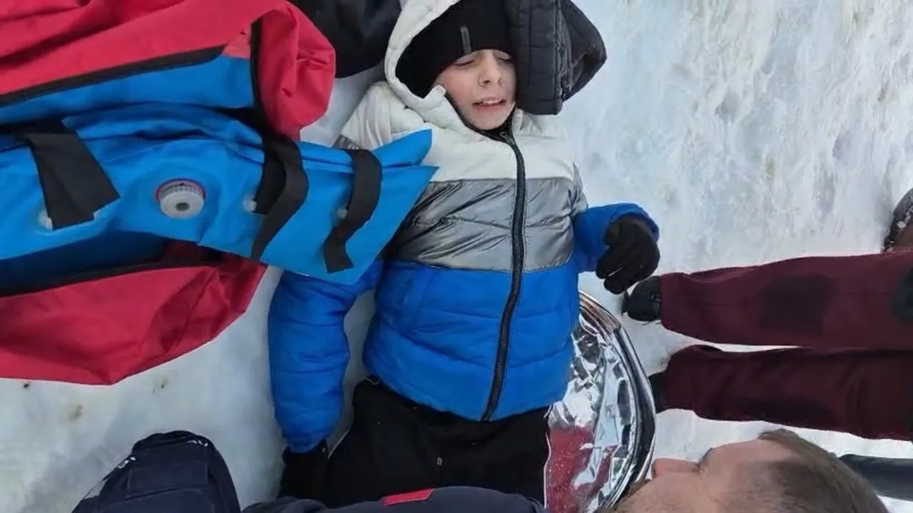 Kayak yaparken küçücük çocuğa çapıp kaçtılar! Kalça kemiği kırıldı