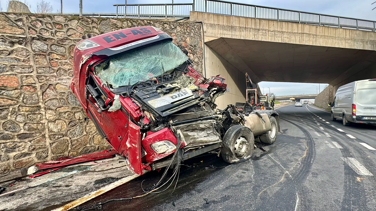 Kocaeli'de istinat duvarına çarpan tır hurdaya döndü: Sürücü ağır yaralı