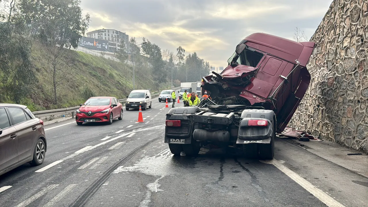 Kocaeli'de istinat duvarına çarpan tır hurdaya döndü: Sürücü ağır yaralı