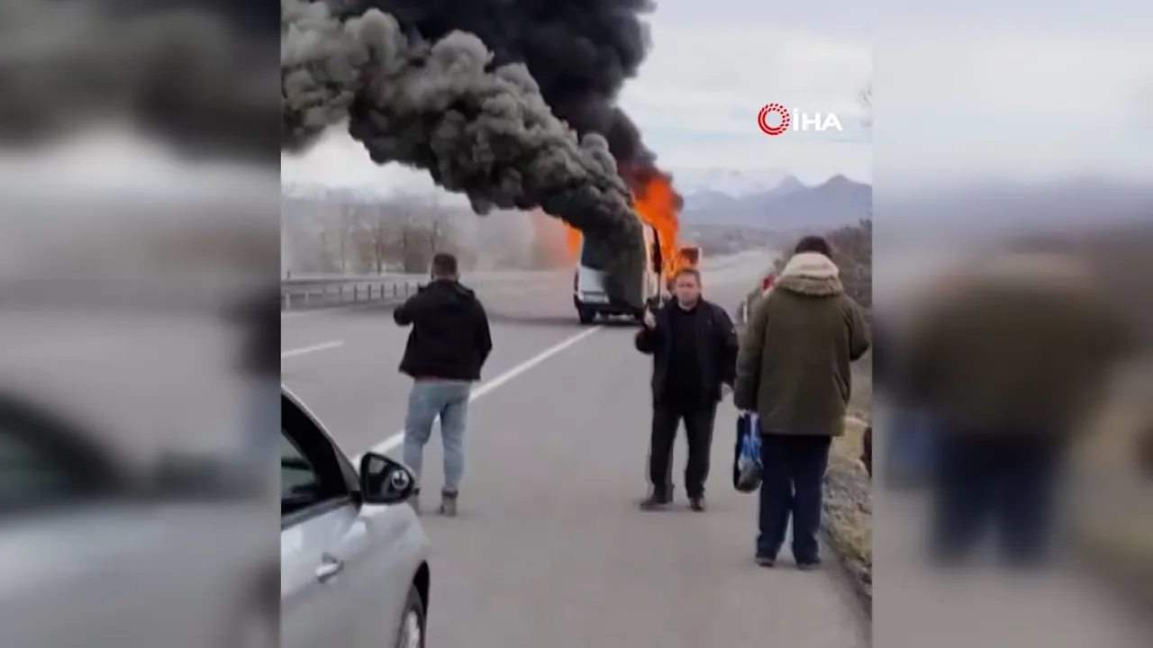 Konya'da yolcu minibüsü alev alev yandı! Sürücünün dikkati faciayı önledi