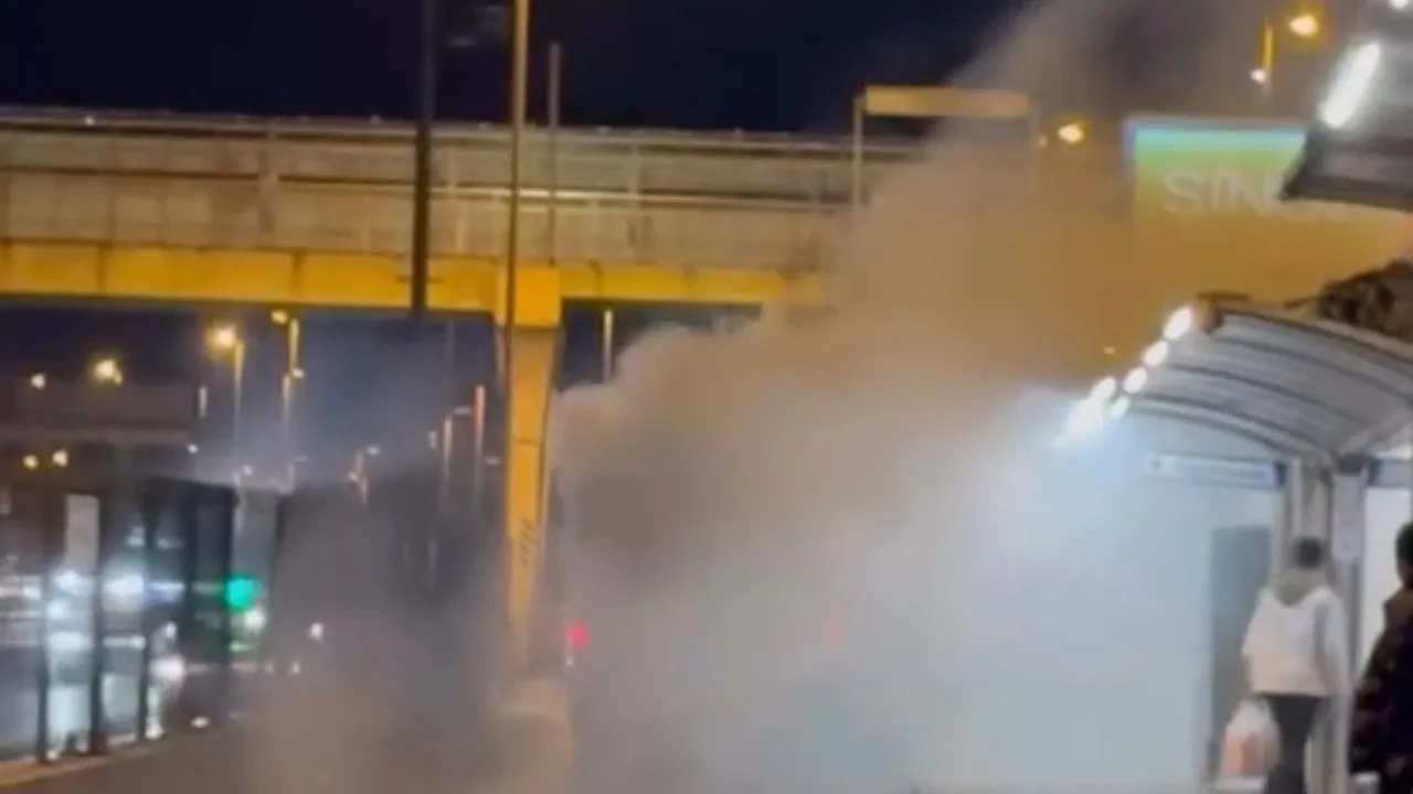 Metrobüste korku dolu anlar! Yolcular hemen tahliye edildi