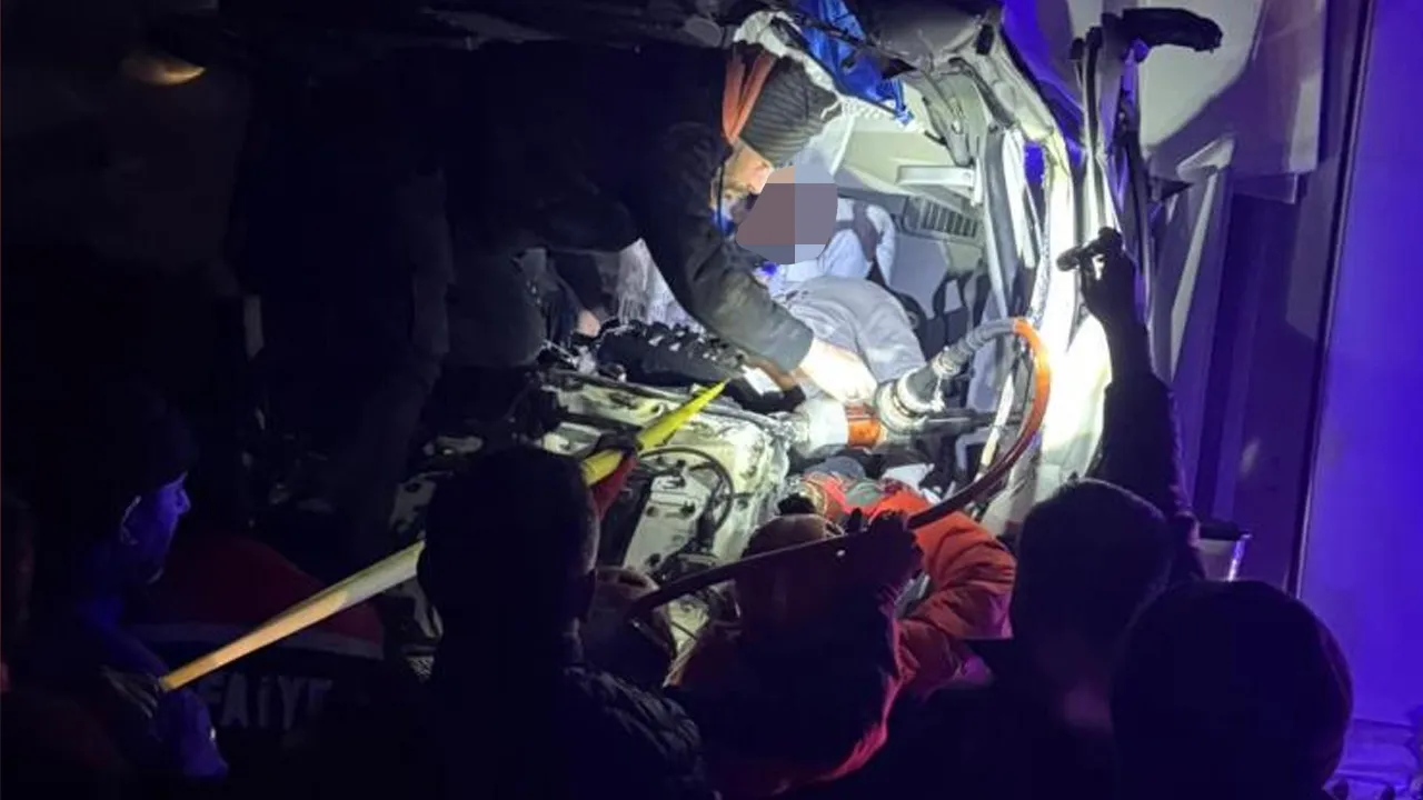 Sivas'ta zincirleme kaza! 4 araç birbirine girdi, çok sayıda yaralı var