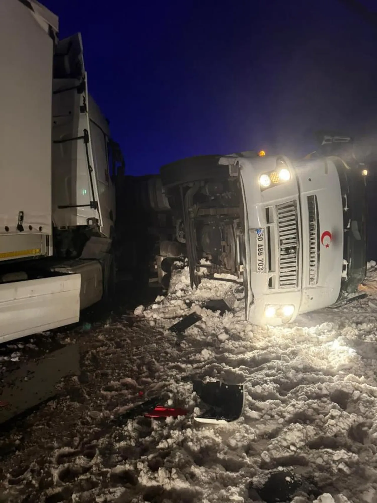 Sivas'ta zincirleme kaza! 4 araç birbirine girdi, çok sayıda yaralı var