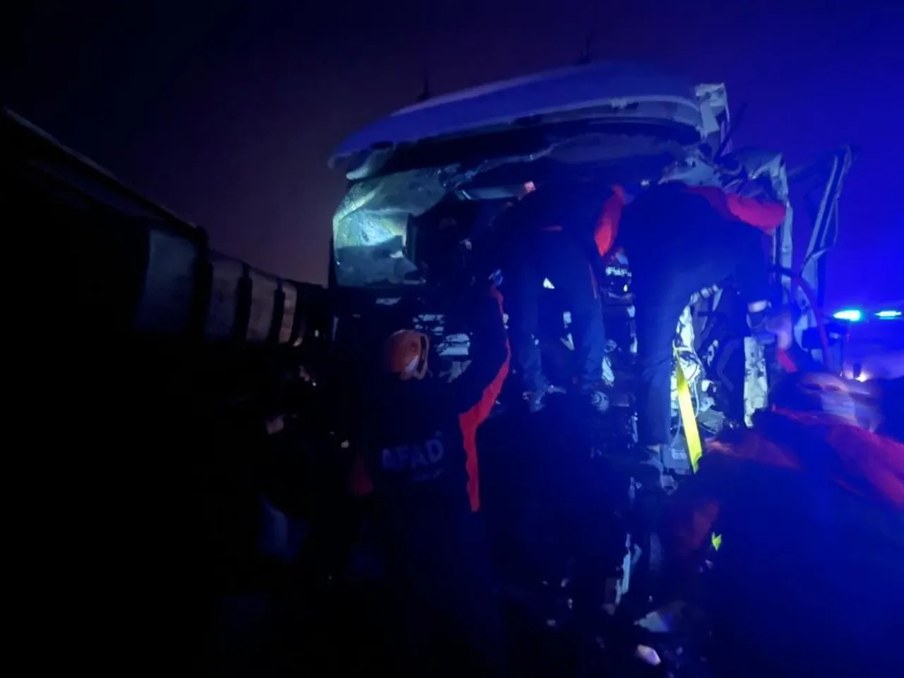 Sivas'ta zincirleme kaza! 4 araç birbirine girdi, çok sayıda yaralı var