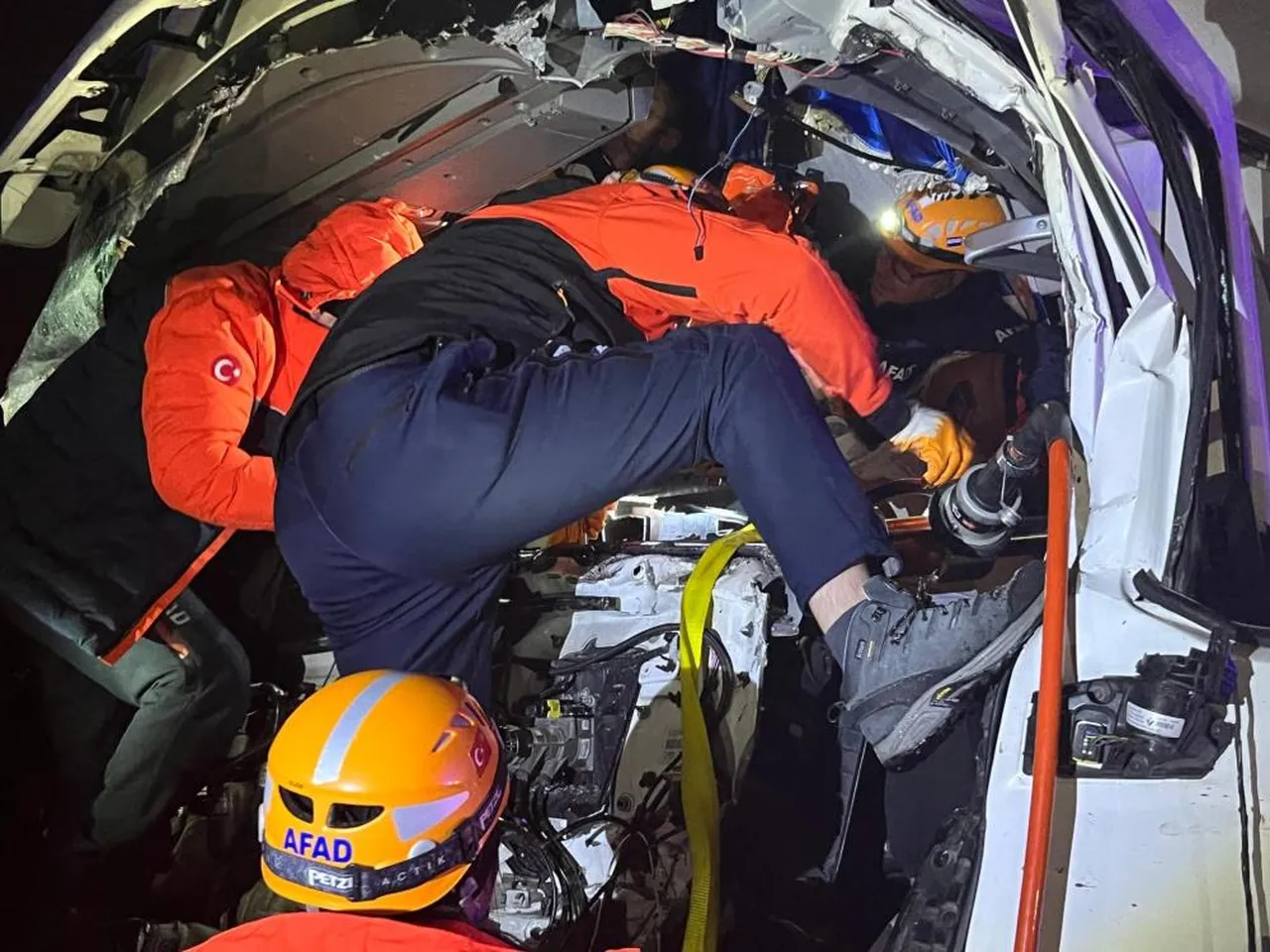 Sivas'ta zincirleme kaza! 4 araç birbirine girdi, çok sayıda yaralı var