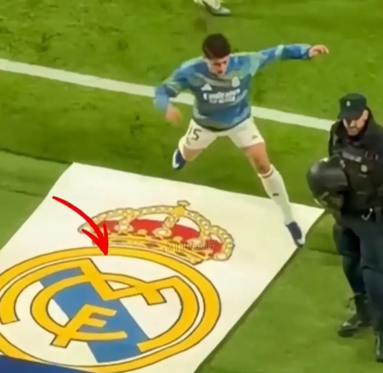 Sosyal medya Arda Gülerin bu hareketini konuşuyor! Real Madrid logosuna basmamak için...