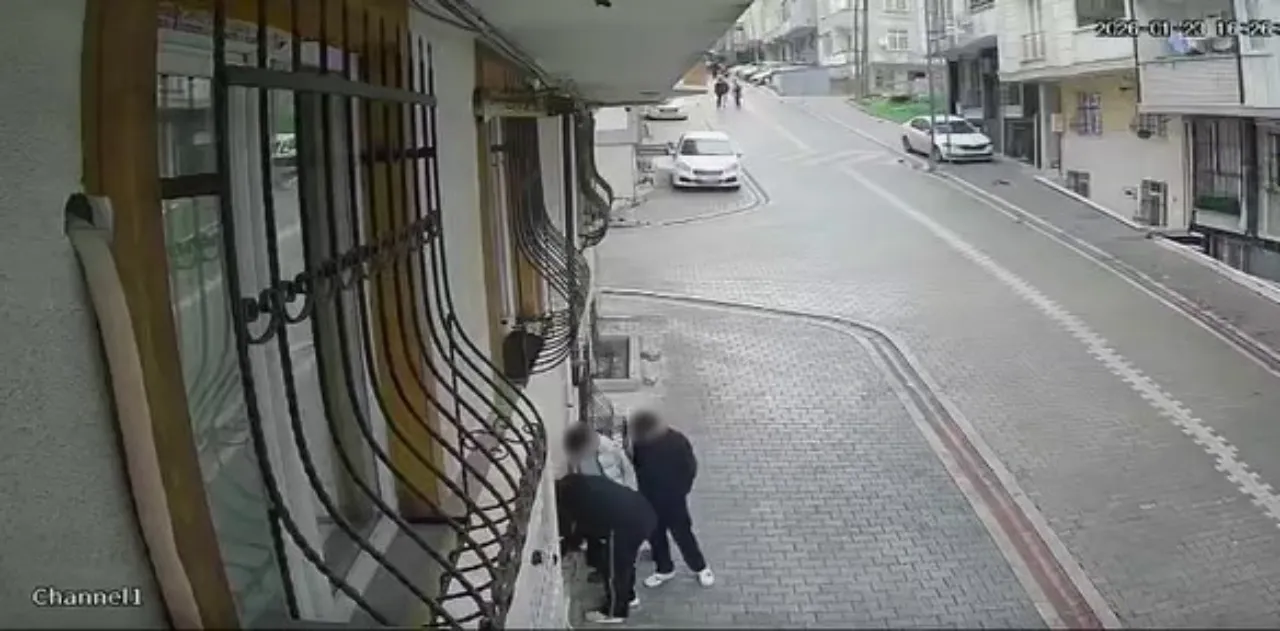 Sosyal medyanın gücü! Çaldıkları parayı videoyu görünce iade ettiler