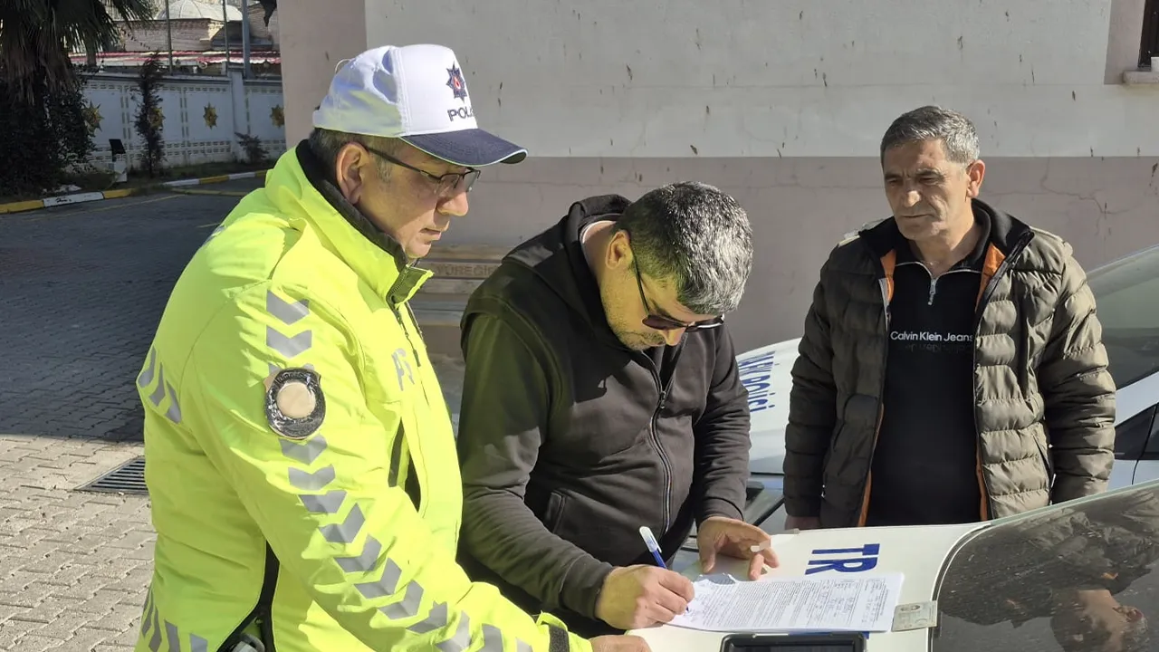 Tartıştığı servis şoförünün camını kıran sürücünün ehliyetine el konuldu 