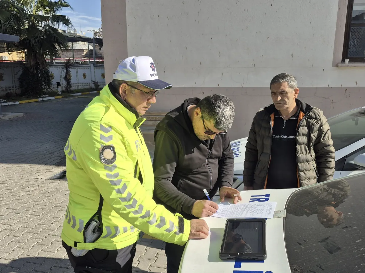 Tartıştığı servis şoförünün camını kıran sürücünün ehliyetine el konuldu