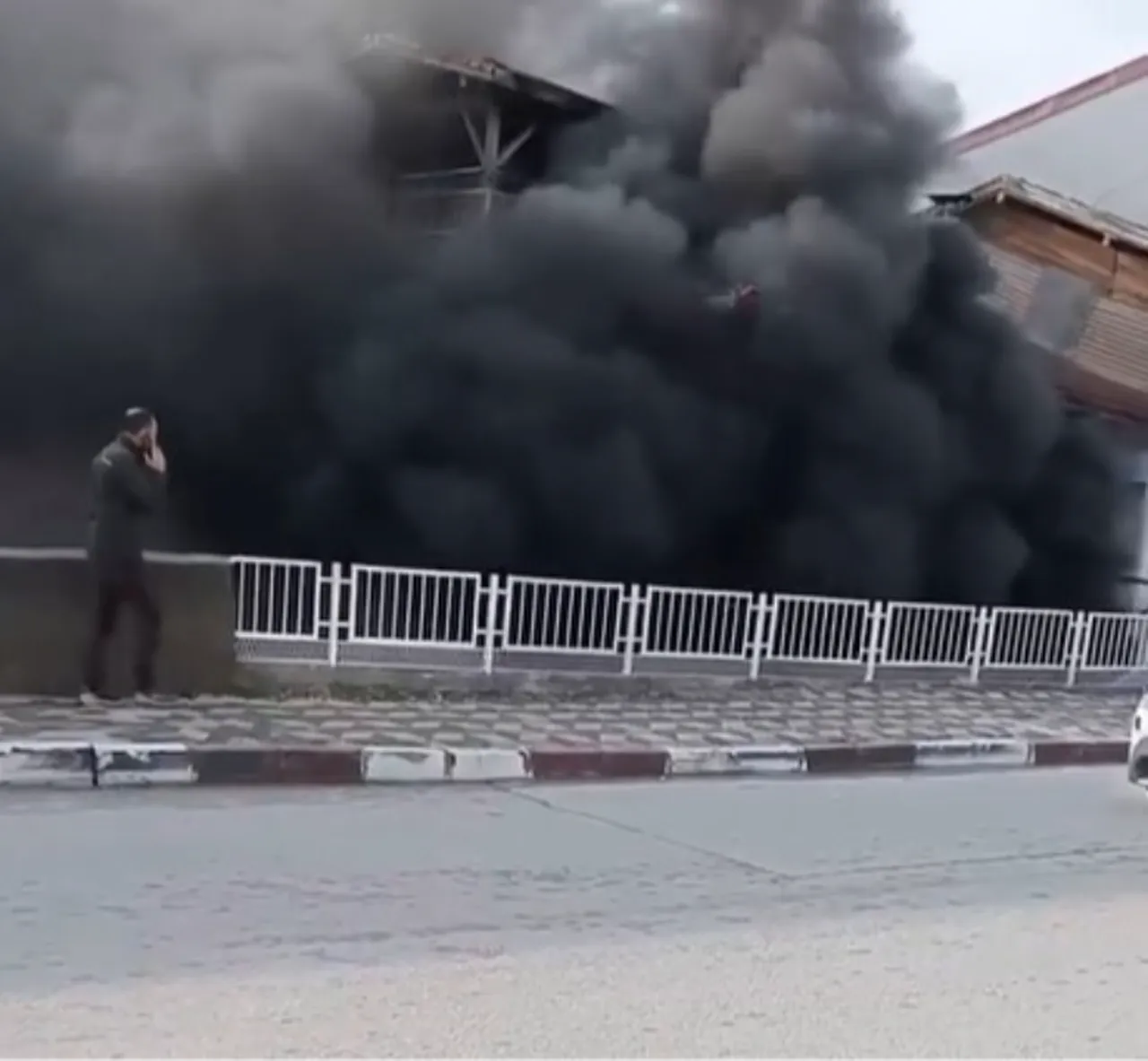 Tokat'ta evden yükselen yoğun duman mahalleliyi ayağa kaldırdı