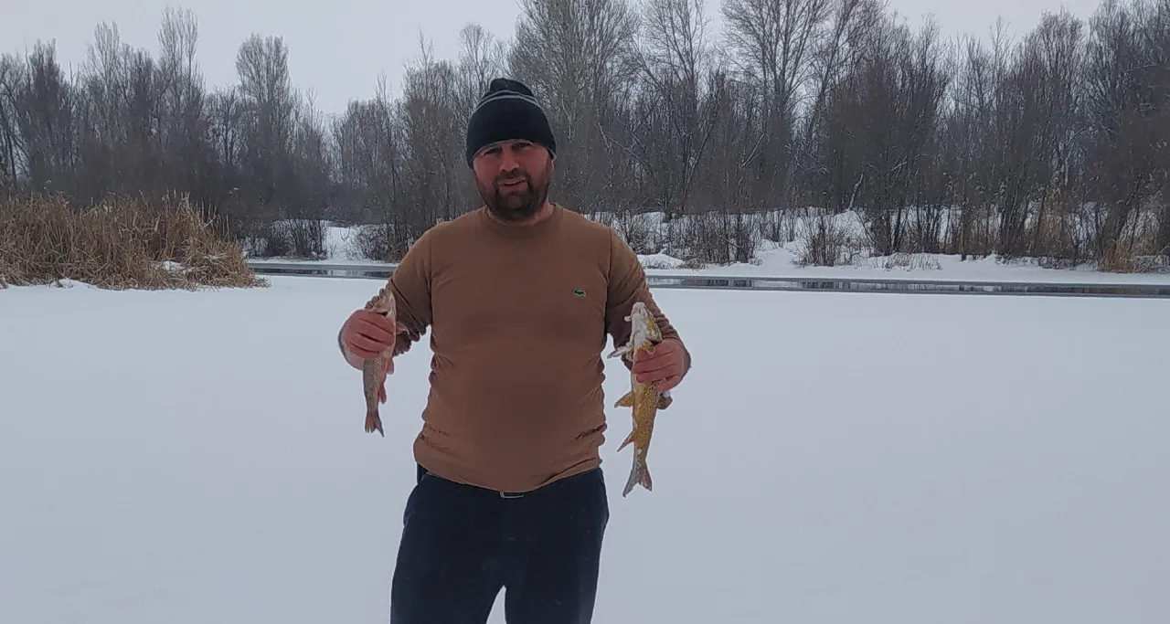 Türkiye'nin en uzun nehri dondu! Üzerinde eskimo usulü balık avladılar