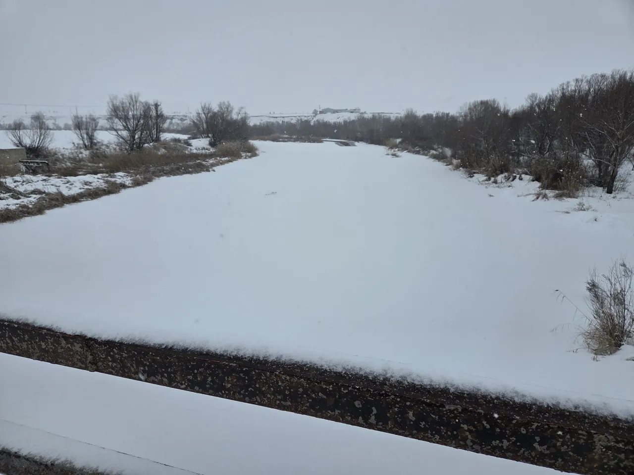Türkiyenin en uzun nehri dondu! Üzerinde eskimo usülü balık avladılar