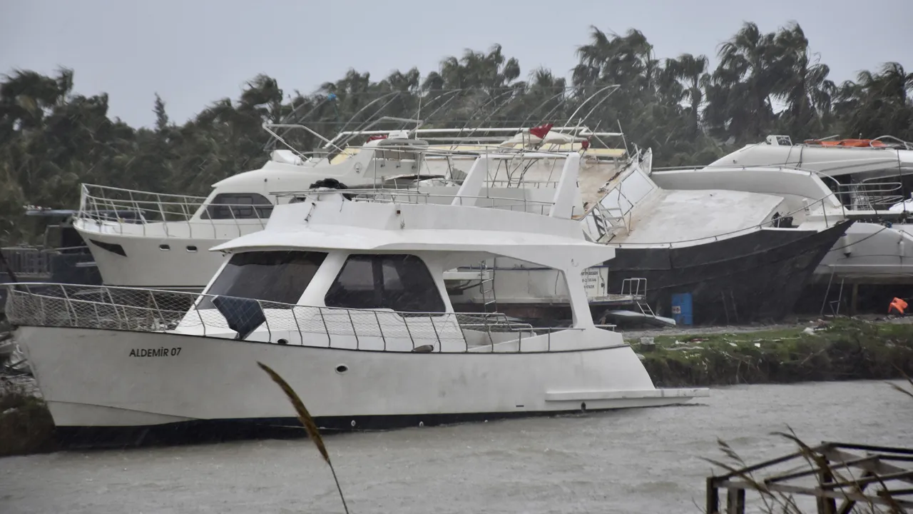 Hortum, milyonluk tekneyi hurdaya çevirdi!