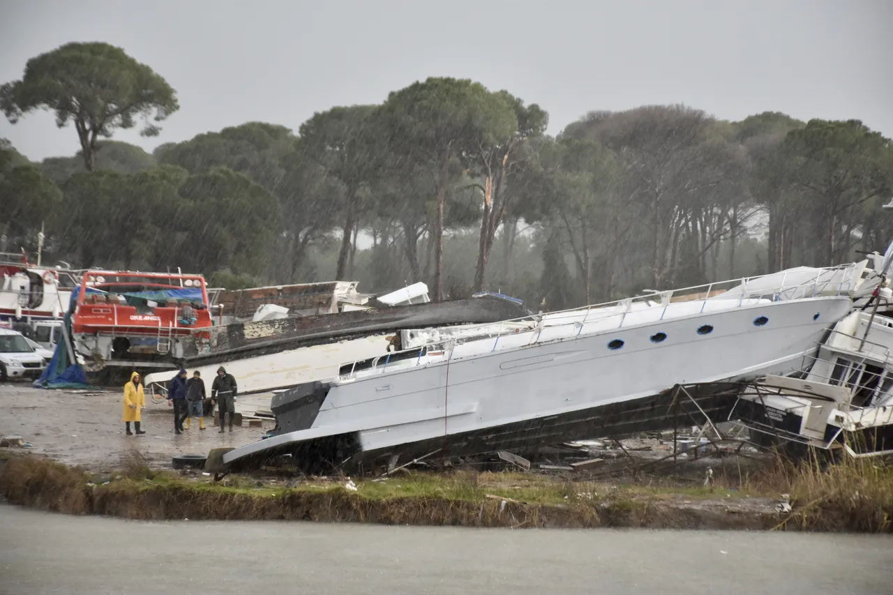 Antalya'da hortum milyonluk tekneleri hurdaya çevirdi!