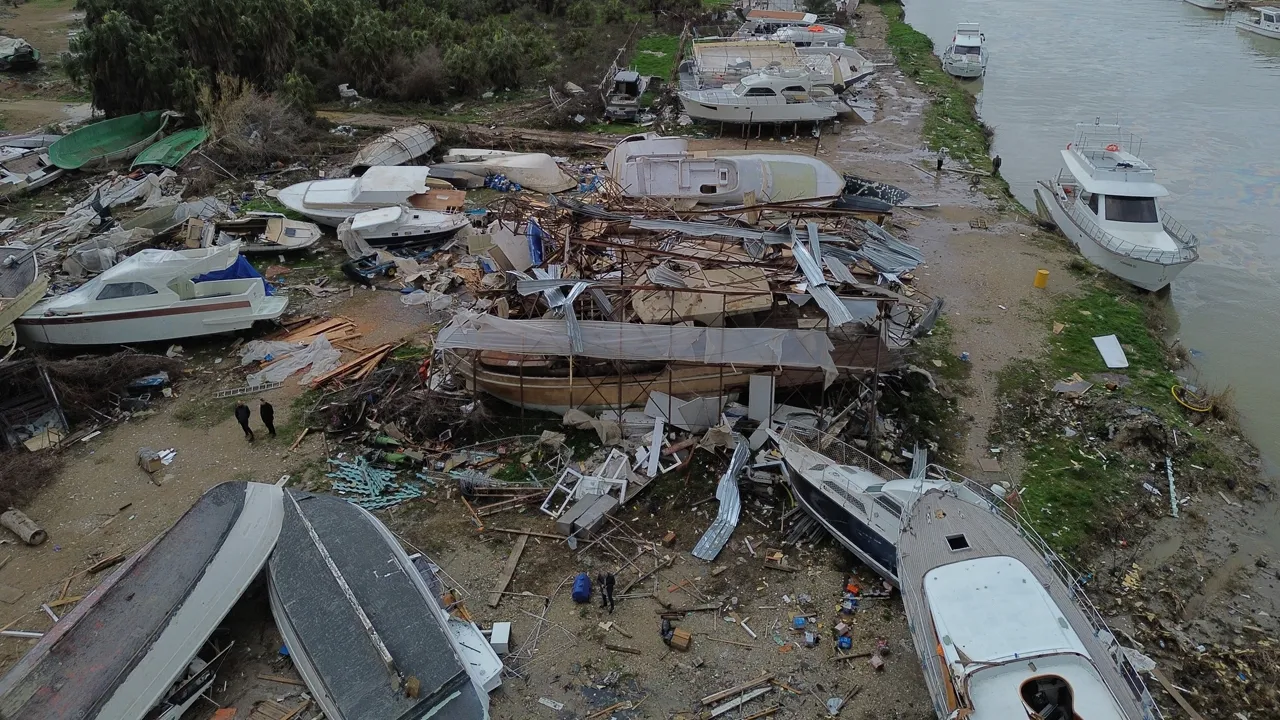Antalya'da hortum, onlarca tekneyi hurdaya çevirdi!
