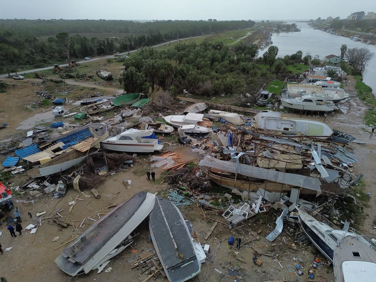 Antalya'da hortum, onlarca tekneyi hurdaya çevirdi!