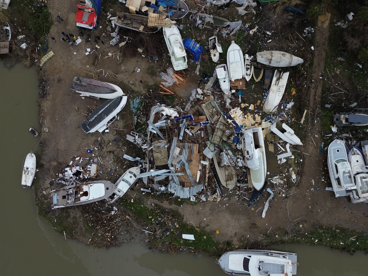 Antalya'da hortum, onlarca tekneyi hurdaya çevirdi!