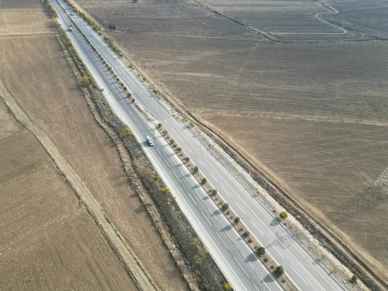 Bu yol, 6 Şubat depreminin ardından 7 metre kaydı! Sol şeritteki araç kendini ortada buluyor