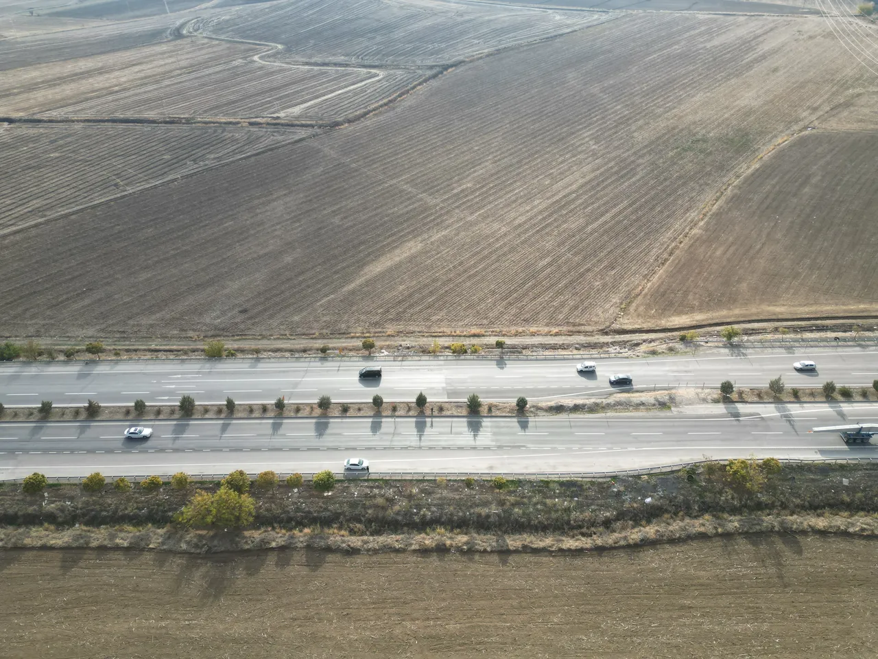 Bu yol, 6 Şubat depreminin ardından 7 metre kaydı! Sol şeritteki araç kendini ortada buluyor