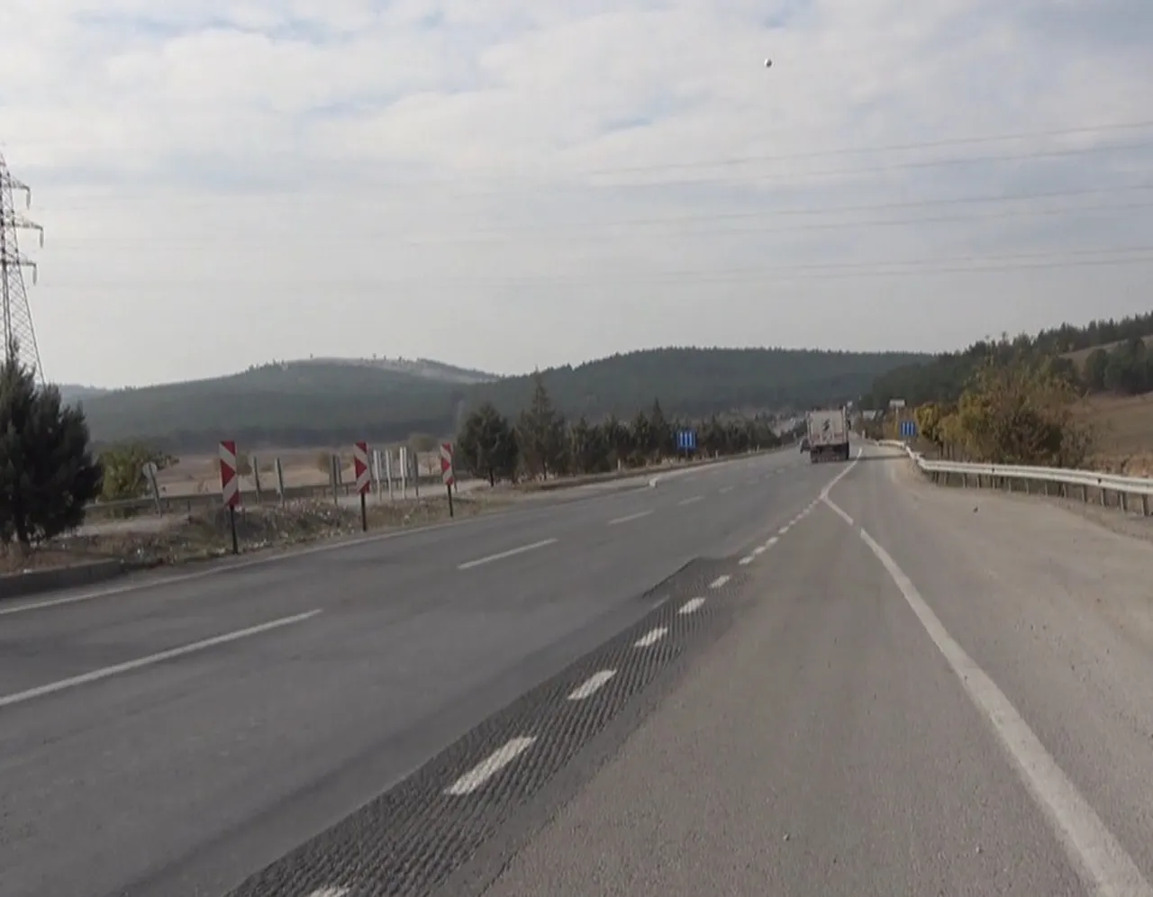 Bu yol, 6 Şubat depreminin ardından 7 metre kaydı! Sol şeritteki araç kendini ortada buluyor