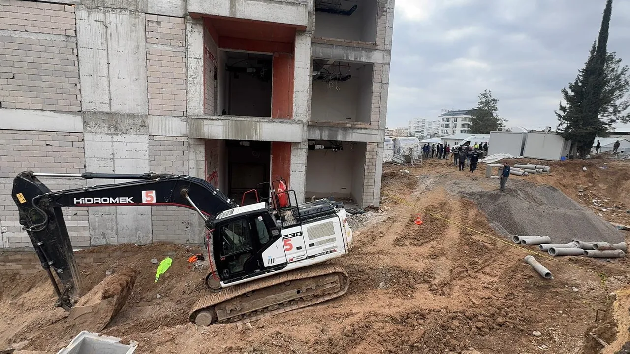 İnşaatta kahreden ölüm! Duvarla iş makinesi arasına sıkıştı 