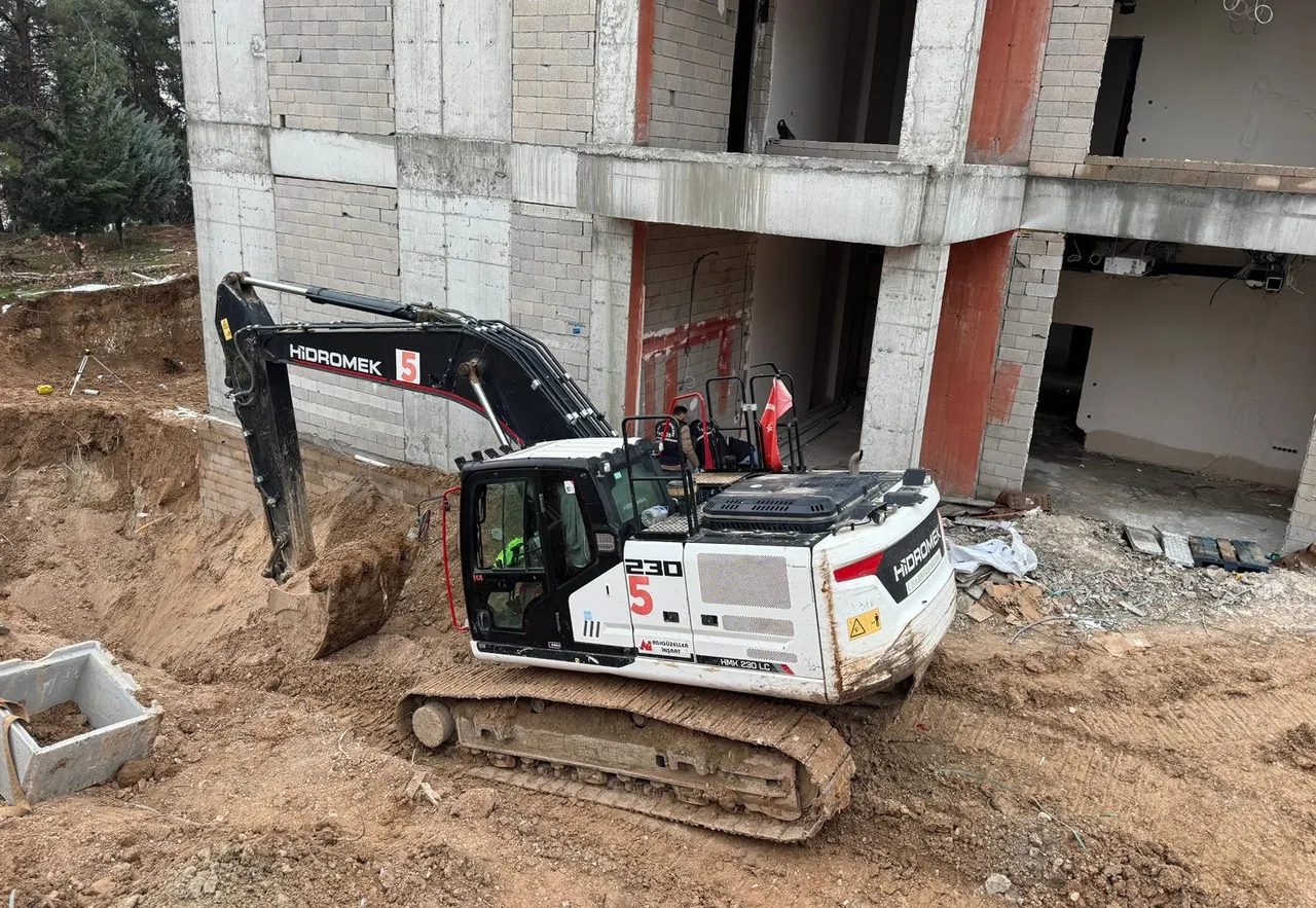 İnşaatta kahreden ölüm! Duvarla iş makinesi arasına sıkıştı