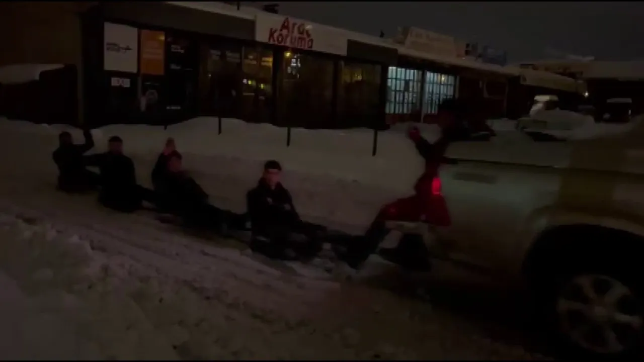 İş molasında kar eğlencesi! Sivaslı esnafın çıraklarına yaptığı sürpriz kamerada