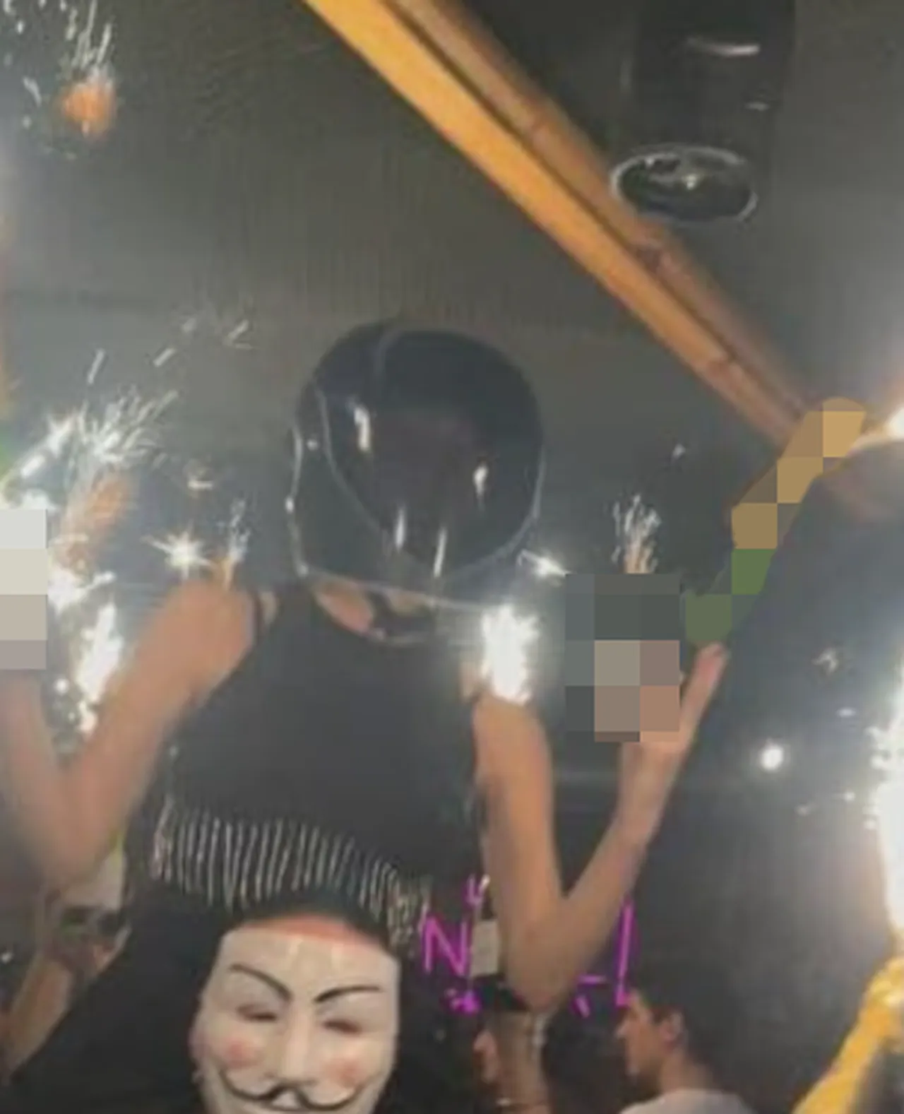 Restoran sahipleri yangının, başında kasla ve maytaplı şişelerle şov yapan Panıne'nın suçu olduğunu iddia etti.