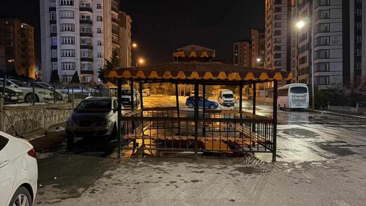 Kayseri'de şoke eden manzara! Rüzgar kamelyayı uçurdu