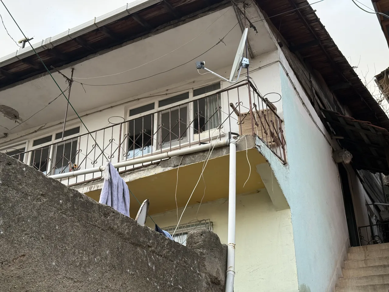 Kimse fark etmedi, tehlikeyi kabaran fayanslar ele verdi! Kocaeli'de ekipleri harekete geçiren olay