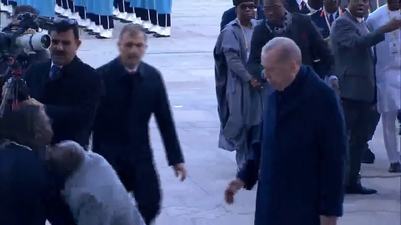 Külliye’de şoke eden kaza! Nijerya Cumhurbaşkanı yere düştü