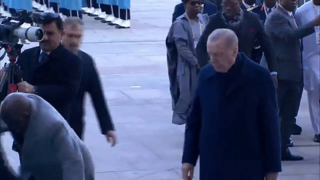 Külliye’de şoke eden kaza! Nijerya Cumhurbaşkanı yere düştü