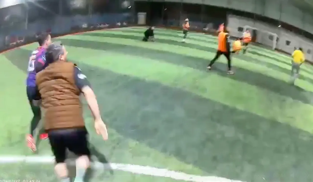 Maç için ısınırken çatı çöktü! Futbolcuların korku dolu anları kamerada